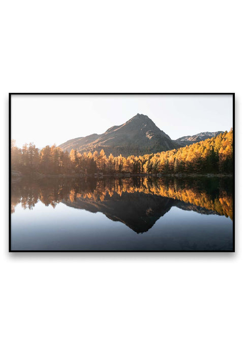 Eine Fotografie des Lärchenparadieses, die in einem ruhigen See reflektiert wird.