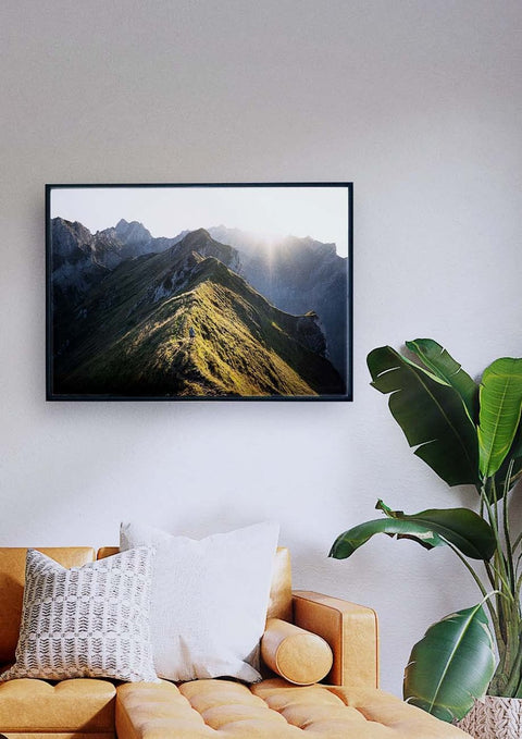 Ein Wohnzimmer mit einem Letzten Licht über der Couch, mit Blick auf eine Berglandschaft.