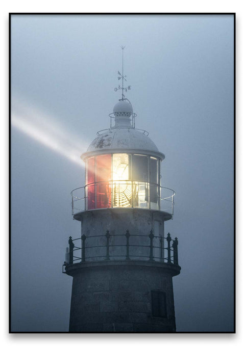 Eine Fotografie einer Schwimmleuchtturm im Nebel mit einem Licht, das darauf scheint.