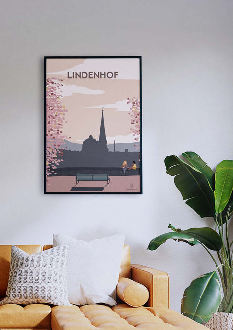 Ein Wohnzimmer mit einer Couch und einem Lindenhof-Poster.