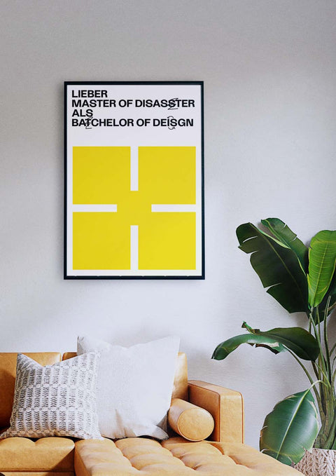 Ein Wohnzimmer mit einer Couch und einem gerahmten Typografie-Poster „Master of Disaster“.