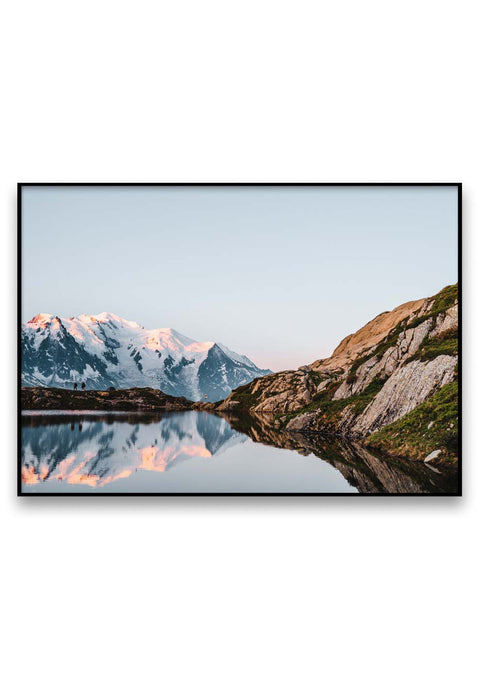 Ein gerahmter Druck des Mont Blanc, der sich in einem See spiegelt und die Schönheit der Natur zeigt.