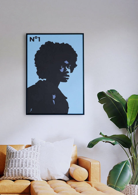 Ein Wohnzimmer mit einem Gemälde Nummer Eins einer Frau mit Afro-Haaren.