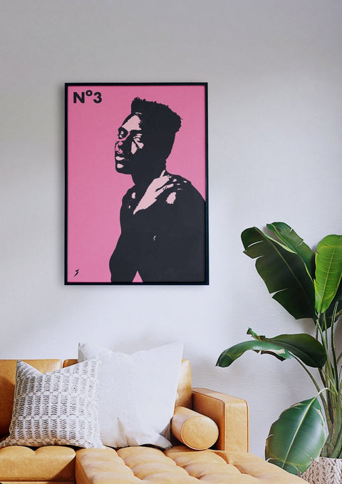 Ein Wohnzimmer mit der Silhouette Nummer Drei eines Mannes in einem rosa Hemd.