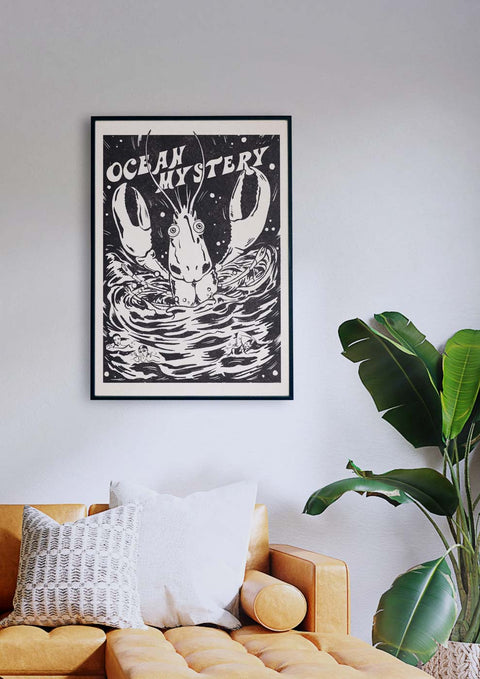 In einem Wohnzimmer mit einer Couch und einer Lampe hängt eine OceanMystery-Illustration an der Wand.