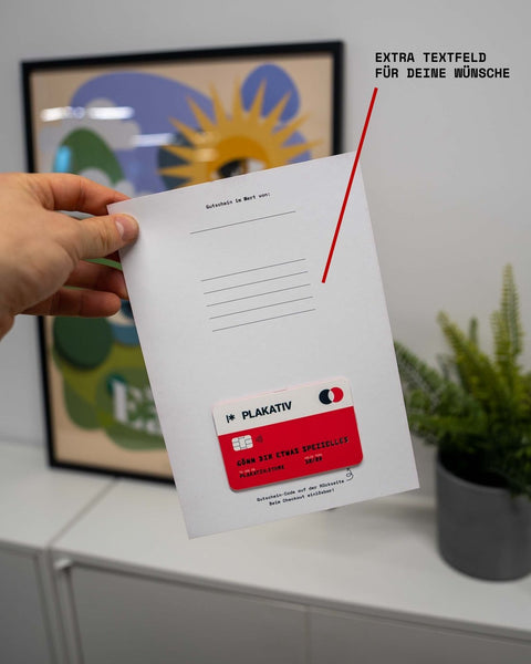 Eine Person hält eine PLAKATIV-Geschenkkarte mit einem roten Pfeil und einem Slogan hoch.