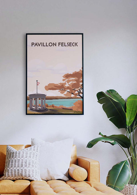 Ein Wohnzimmer mit Couch und einem Poster vom Pavillon Felseck.