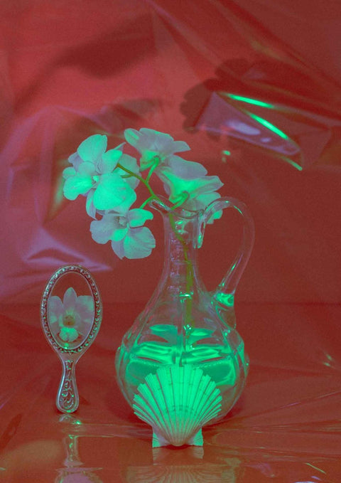 Eine Vase mit Blumen und ein Spiegel daneben, eingefangen in einem wunderschönen Rot vol2.