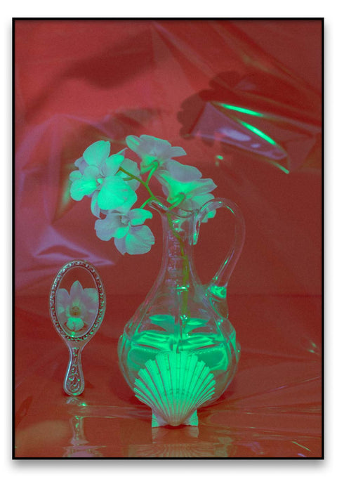 Eine Fotografie von einem Red vol2 mit Blumen und einem Spiegel.
