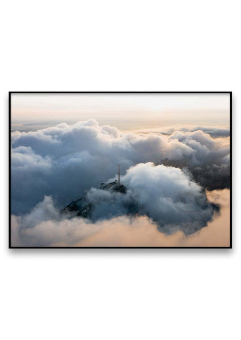 Eine Luftaufnahme des Säntis mit Wolken darüber.