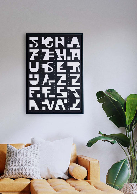 Ein Wohnzimmer mit einer Couch und einem schwarz-weiß gerahmten Poster mit Schaffhauser-Jazz-Typografie.