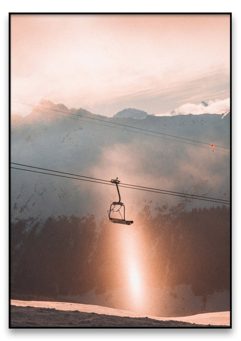 Eine Fotografie eines Snowbird Skilifts in den Bergen mit der Sonne dahinter.