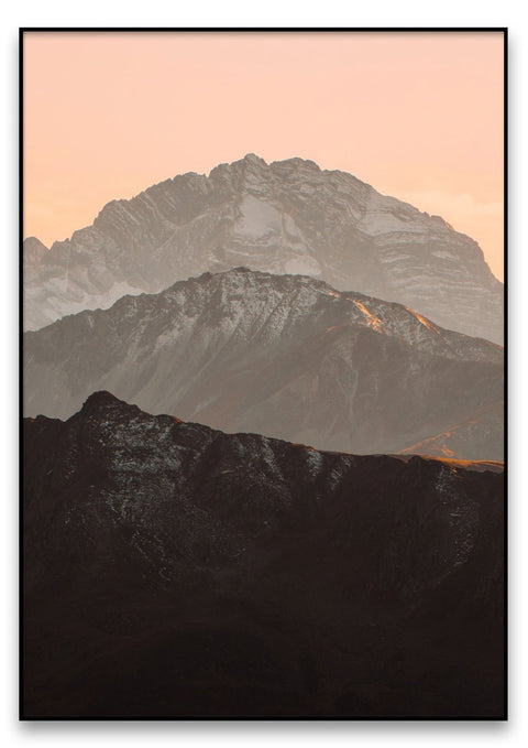 Eine Fotografie der Sommer Bergschichten bei Sonnenuntergang.