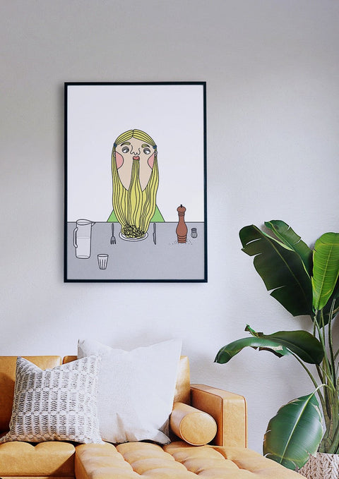 Eine Zeichnung einer Frau mit langen Haaren, die an einem Tisch im Wohnzimmer sitzt und Spaghetti-Haare isst.