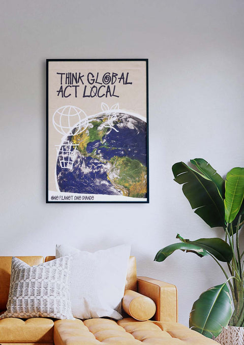 Ein Wohnzimmer mit einer Couch und einem Think Global Act Local Color Plakat.