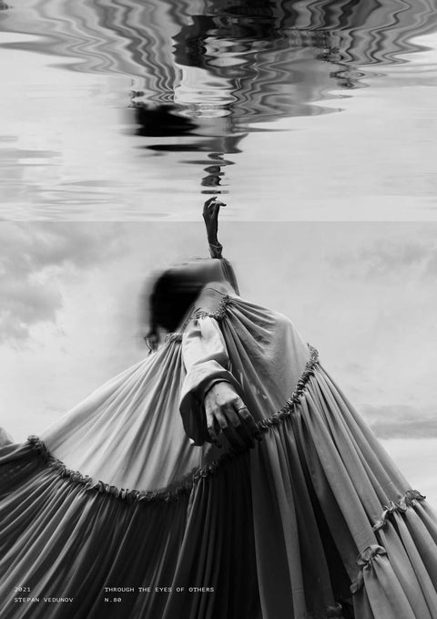 Eine Person in einem Kleid im Wasser, „Through The Eyes of Others“ Fotografie.