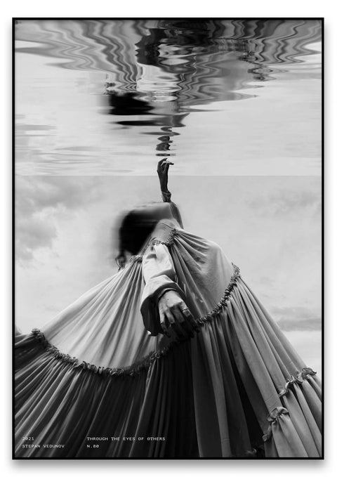 Eine Person in einem Kleid im Wasser, Through The Eyes of Others Fotografie.