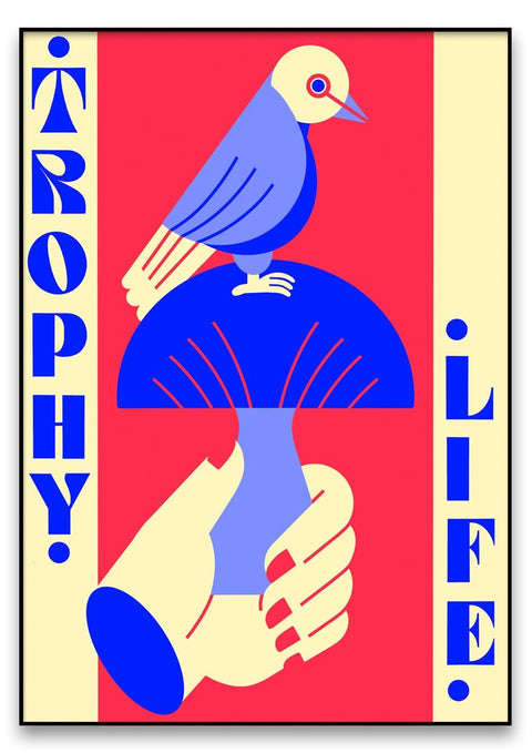 Ein TrophyLife mit einem Bild von einer Hand, die einen Vogel auf einem Pilz hält.