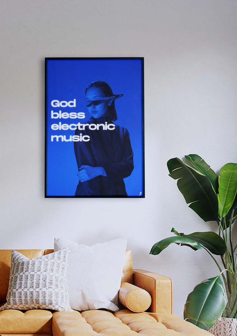 Ein Wohnzimmer mit einem blauen Sofa und einem futuristischen Poster, das sagt „Gott segne We love techno“.