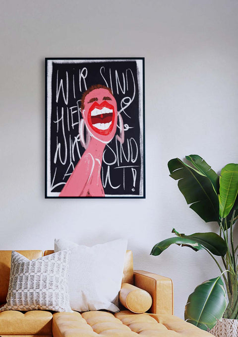 Ein Wohnzimmer mit einer Illustration von „Wir Sind Hier Wir Sind Laut“ auf ihrem Gesicht.