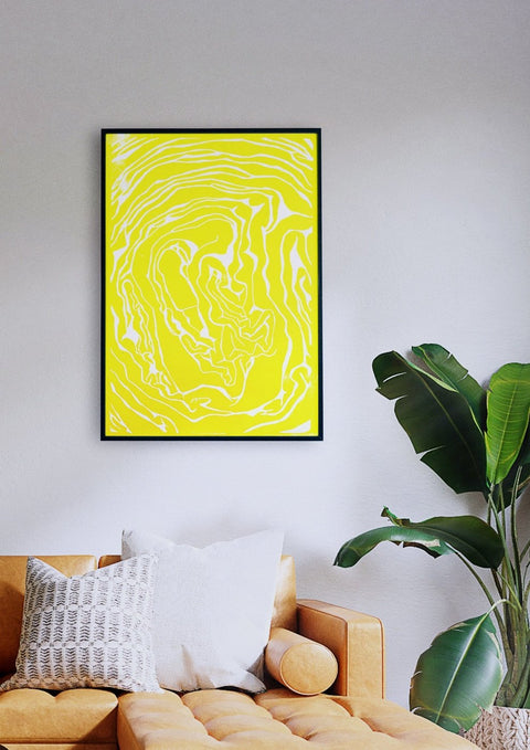 Ein gelbkohles Feld in abstrakter Form hängt über einem Sofa in einem Wohnzimmer.