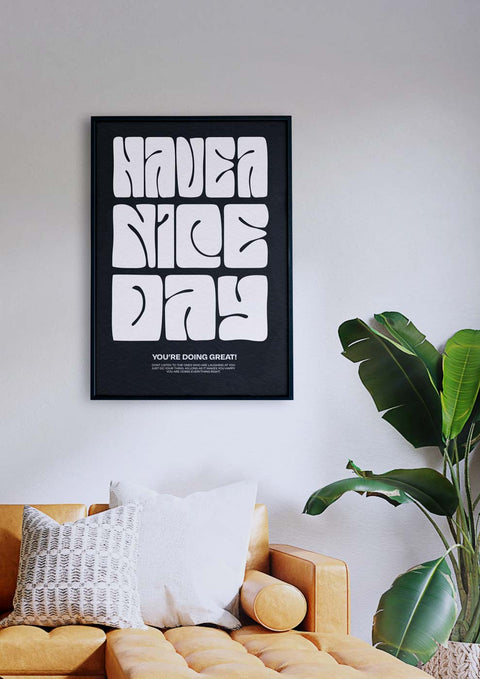 Ein Wohnzimmer mit einer Couch und einem „Hab einen schönen Tag“-Poster.