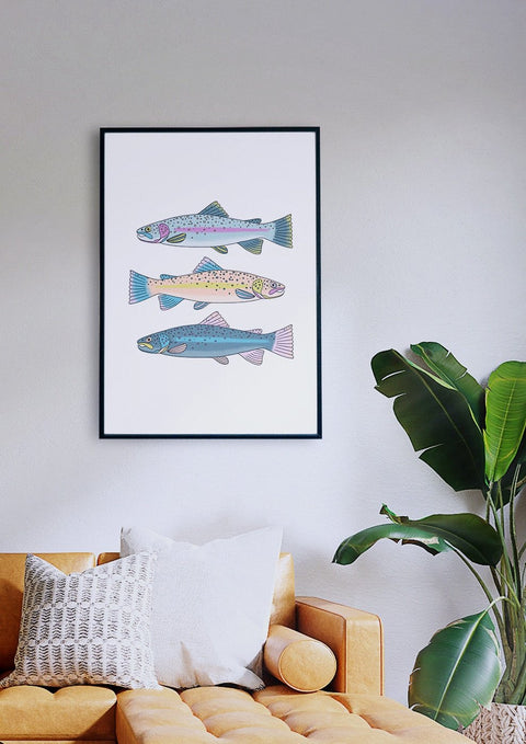 Ein Wohnzimmer mit einer Couch und zwei les poissons en pastel gerahmt an der Wand.