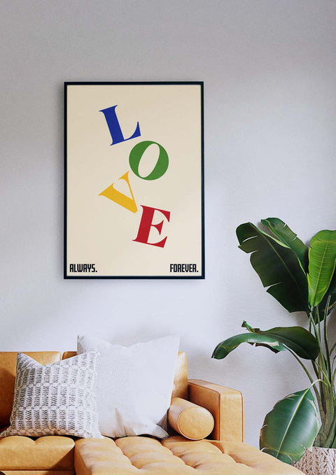 Ein Wohnzimmer mit Liebe. stets. Forever-Poster mit dem Wort LOVE, das über einer Couch hängt.
