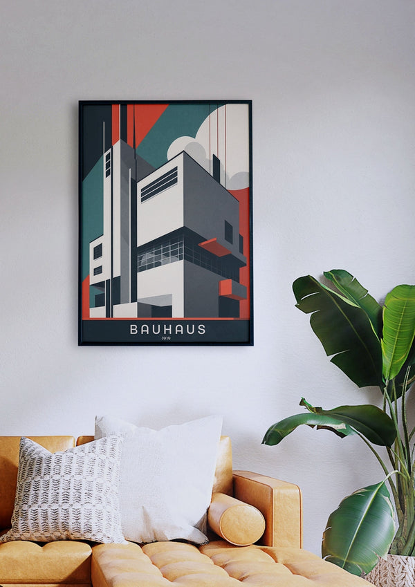 Ein Zimmer mit einem senffarbenen Sofa und Kissen ist mit einem Poster mit dem Titel „Bauhausgebäude 1“ an einer weißen Wand dekoriert. Neben dem Sofa steht eine große grüne Pflanze.