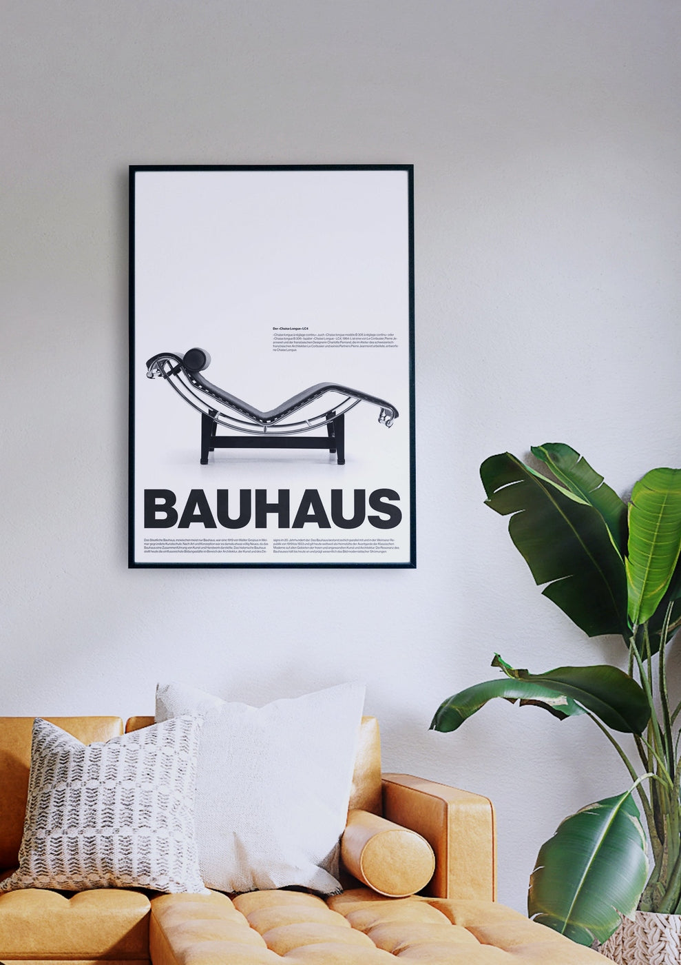 Das gerahmte BAUHAUS LC4-Poster mit einem modernen Stuhldesign hängt über einer gelben Couch mit Kissen. Neben der Couch steht eine grüne Topfpflanze.