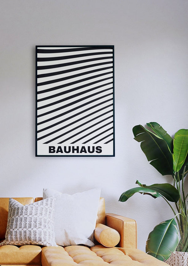 Ein Wohnzimmer mit einer Couch und einem vom Bauhaus inspirierten 01-Druck an der Wand mit einem Qualitätsdruckereien-Plakat, erstellt von kunstschaffenden Künstlern.