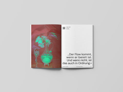 Ein Studio Plakativ Coffee Table Book mit einem grünen Plakativ Buch-Einband und einem Foto einer Vase, hergestellt für begeisterte Leser.