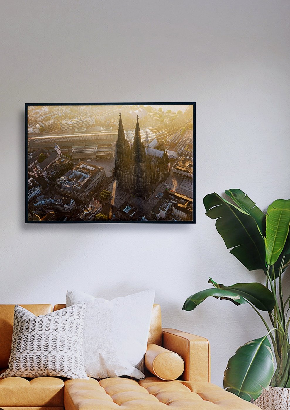 Ein Kölner Dom in einem Wohnzimmer, aufgenommen aus der Vogelperspektive.