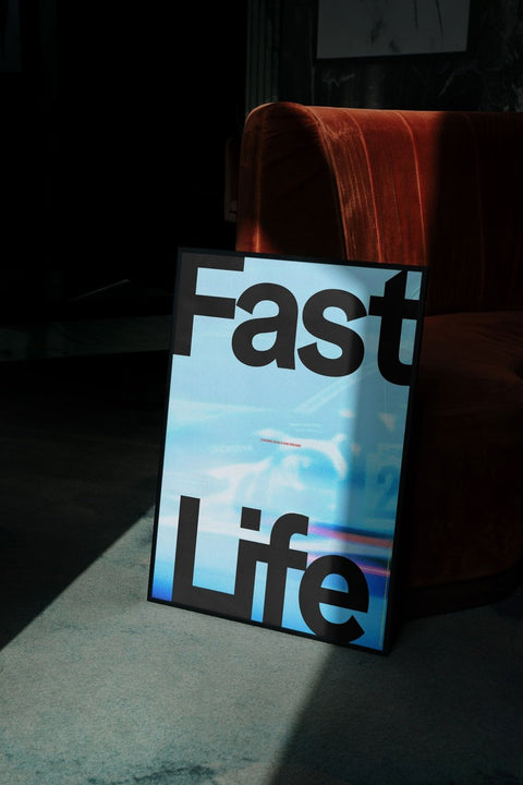 Ein Fast Life Poster, platziert vor einem Sofa.