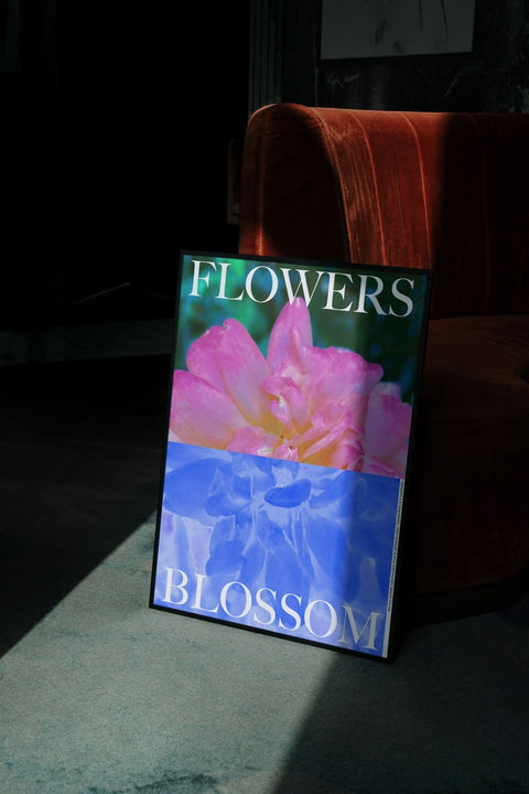Das Cover von Flowers Blossom liegt auf einer Couch.