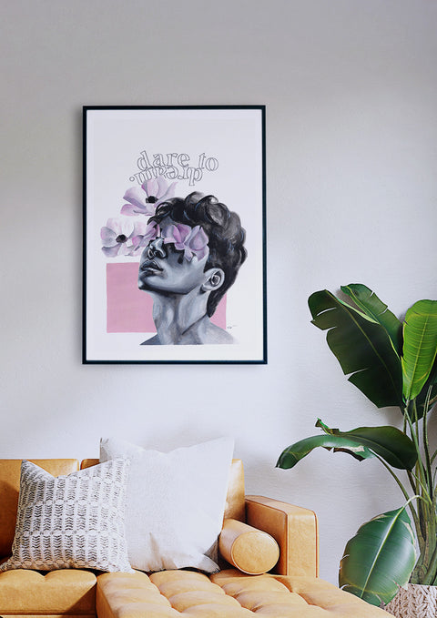 Ein Wohnzimmer mit einer Couch und einem gerahmten Kunstdruck von Dare to dream Anemonen Illustration.