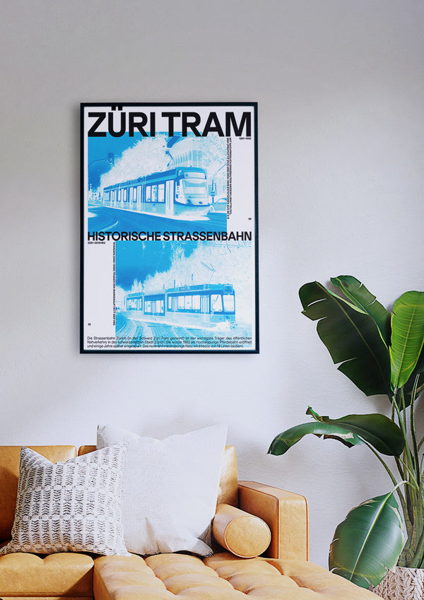 Eine Couch im Wohnzimmer mit einer Züri-Tram an der Wand.