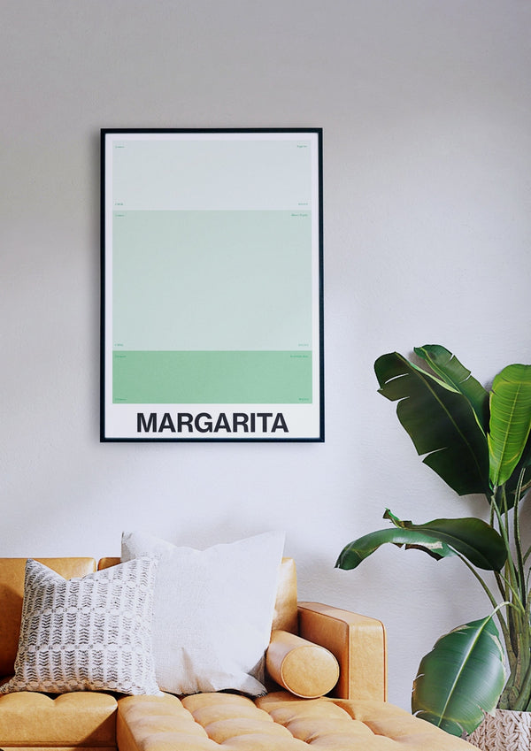 Produktbeschreibung: Gerahmtes „MARGARITA“-Poster mit grünem Farbverlauf, angebracht über einem gelben Sofa, das mit weißen und gemusterten Kissen geschmückt und neben einer grünen Pflanze in einem Raum mit weißen Wänden platziert ist.