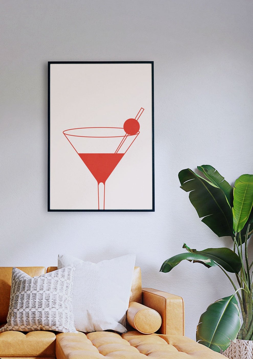 Über einer Couch im Wohnzimmer hängt ein MARTINI PLEASE-Druck.