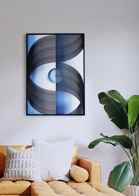 Ein abstraktes Gemälde mit einem hypnotischen Muster hängt über einem Sofa in einem Wohnzimmer. Andere Köpfe