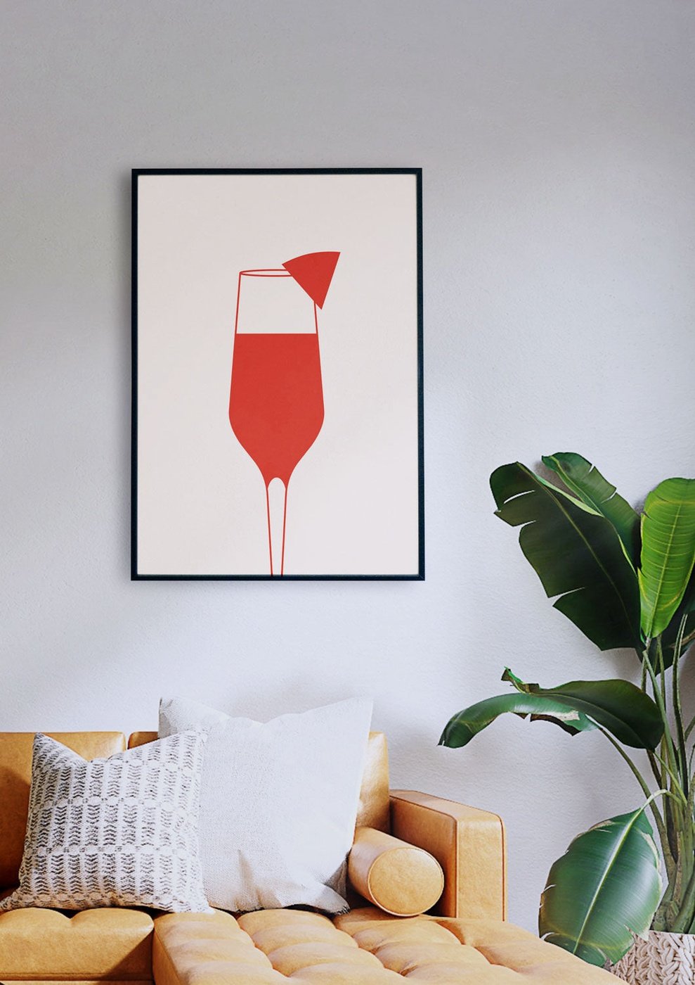 Ein Wohnzimmer mit einem PROSECCO PLEASE-Glas in grafischem Muster, das über einer Couch hängt.