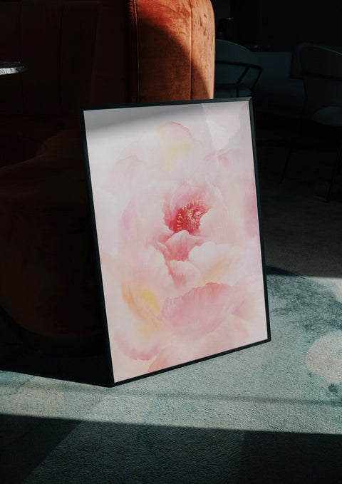 Eine rosafarbene Rose, gerahmt vor einer Couch in zeitgenössischer Botanikmalerei.