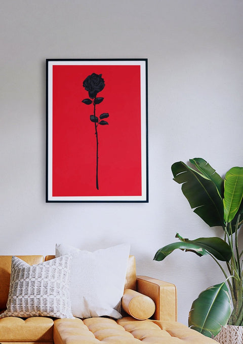 Eine Malerei & Illustration einer Rose auf einem roten Hintergrund in einem Wohnzimmer.