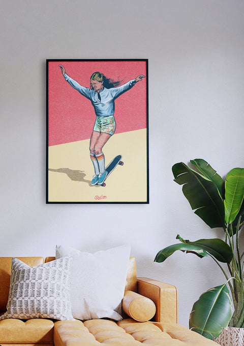 Ein Skate Girl im Retro-Stil auf einem Skateboard ist in einer Malerei & Illustration für ein Wohnzimmer dargestellt.