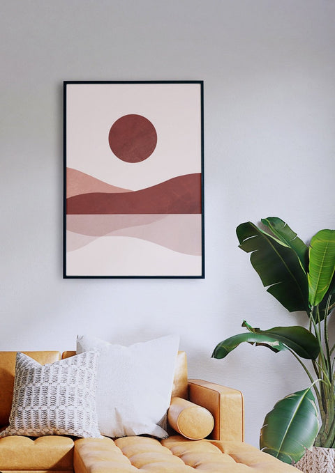 Über einer Couch im Wohnzimmer hängt ein abstraktes Gemälde mit geometrischen Formen.