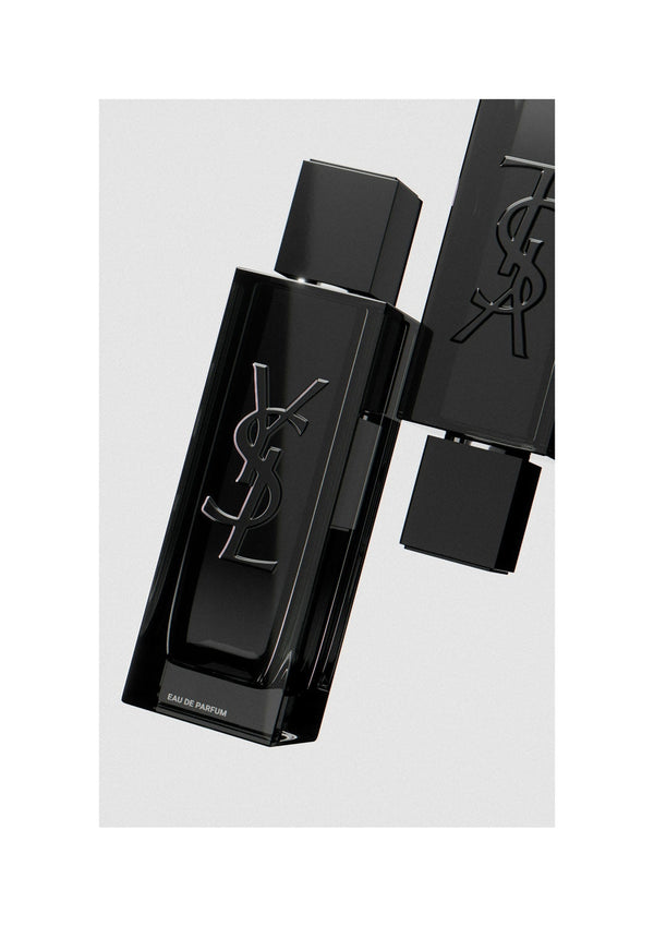 Ein schwarzes rechteckiges Parfümfläschchen mit geprägtem Logo und passendem Deckel mit der Aufschrift „Surreal Scents Eau De Parfum“.