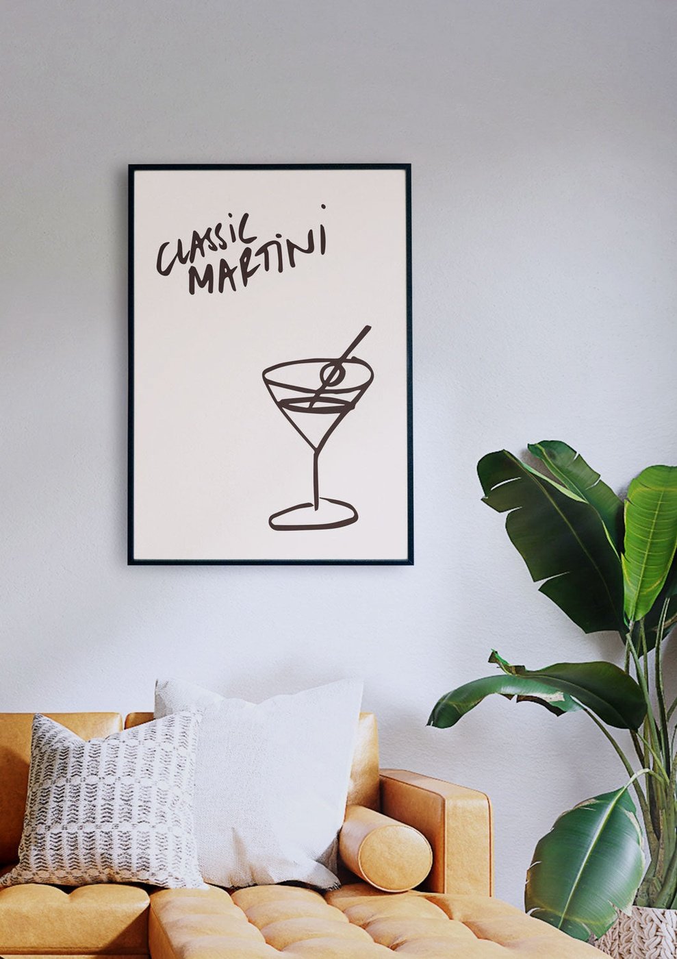 Eine Zeichnung eines klassischen Martini in einem Martiniglas an einer Wand über einer Couch.