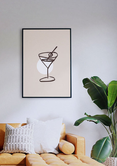 Ein Kunstdruck in der Farbe „Your Martini“ hängt über einer Couch im Wohnzimmer.
