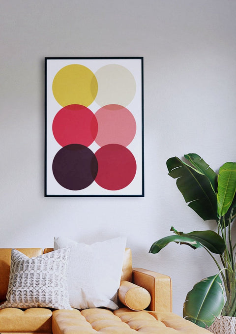 Ein Wohnzimmer mit einem Sofa und einem gerahmten Kunstwerk im Grafikdesign von Colors of Wine 01.