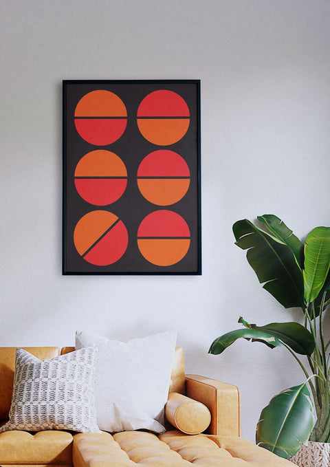Ein Wohnzimmer mit einer Couch und einem rot-orange gerahmten geometrischen Motiv 01 mit Kreisen.